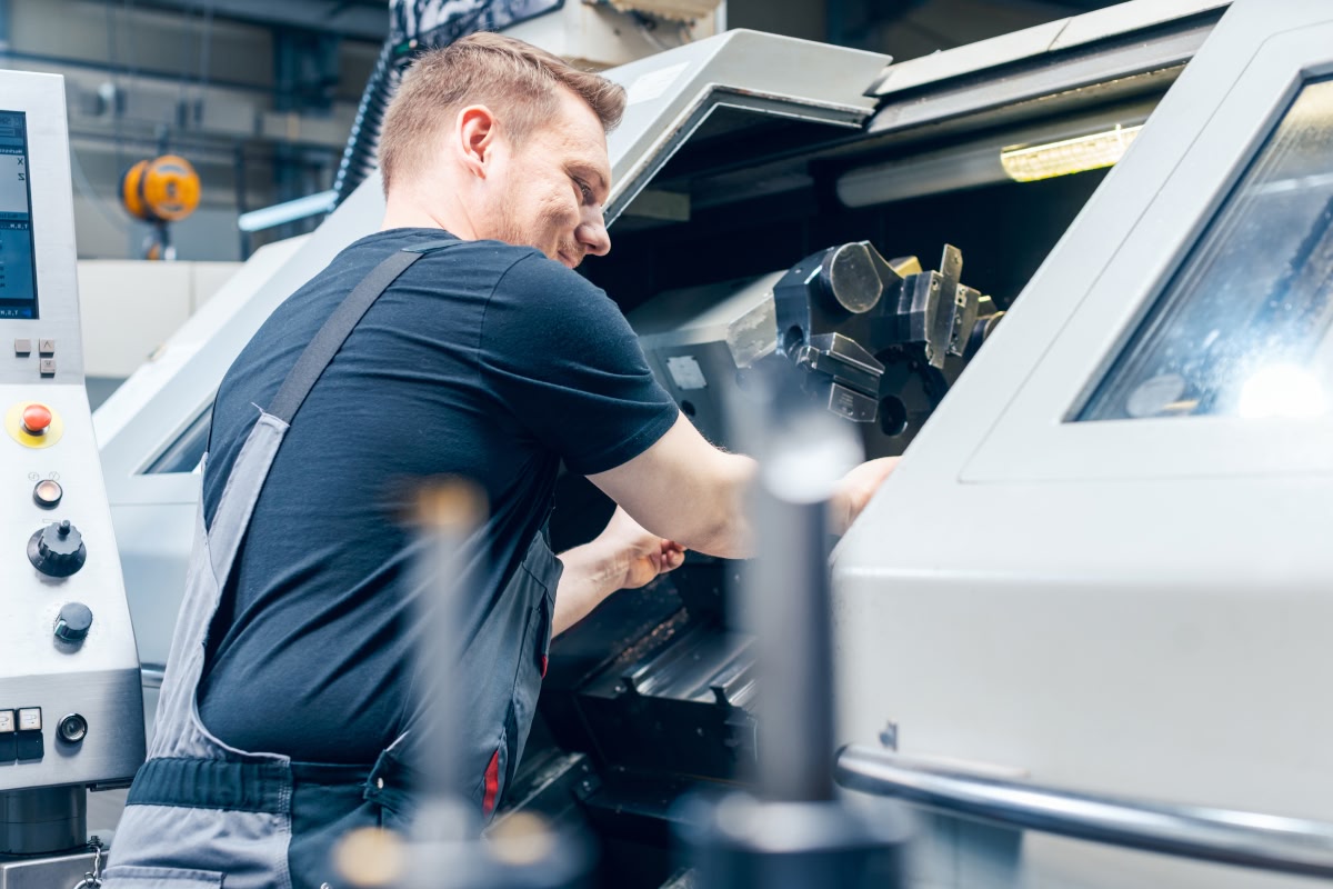 Zerspaner an einer CNC-Drehmaschine